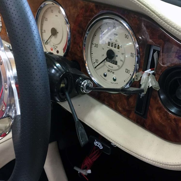 Triumph TR5 / TR250 fitted with Parchment Leather Dash Top Crashroll and Lower Crashpads.