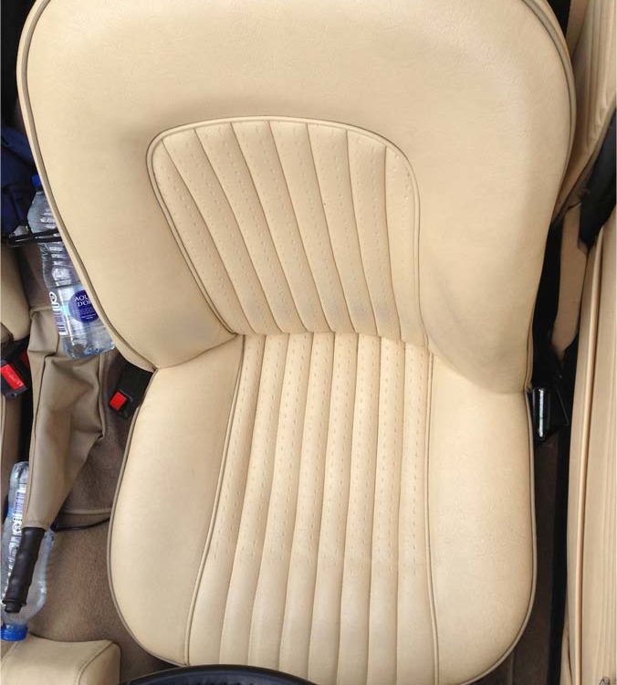 Triumph TR5 / TR250 fitted with Magnolia Vinyl Front Seat Covers.
